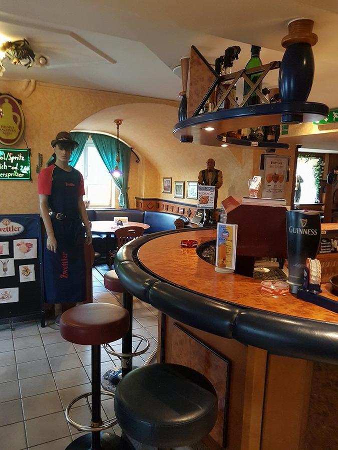 Stadt Pub Zwettl Bagian luar foto